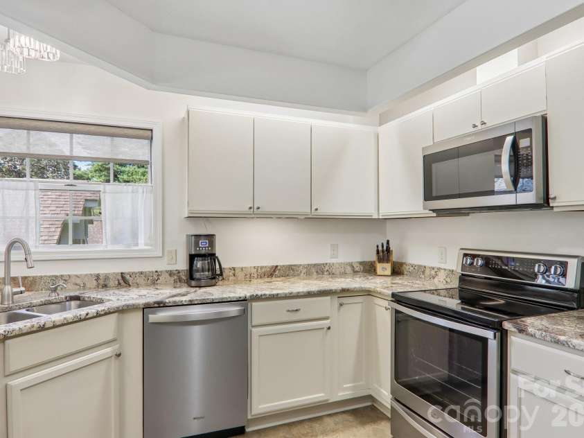 651 Park Place, Hendersonville, NC 28791.  MLS# CAR4415720, YatesRealty ID 48047. 