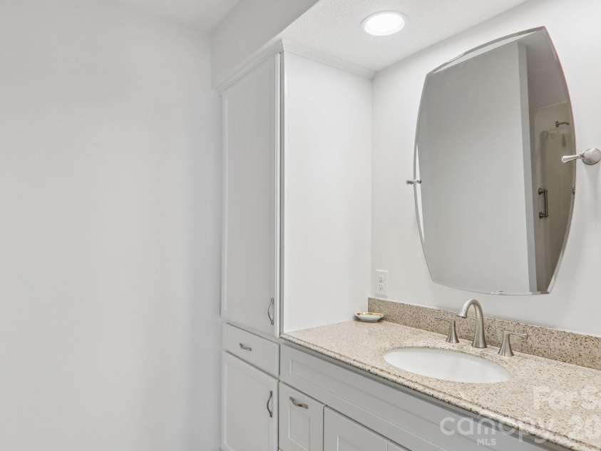651 Park Place, Hendersonville, NC 28791.  MLS# CAR4415720, YatesRealty ID 48047. 