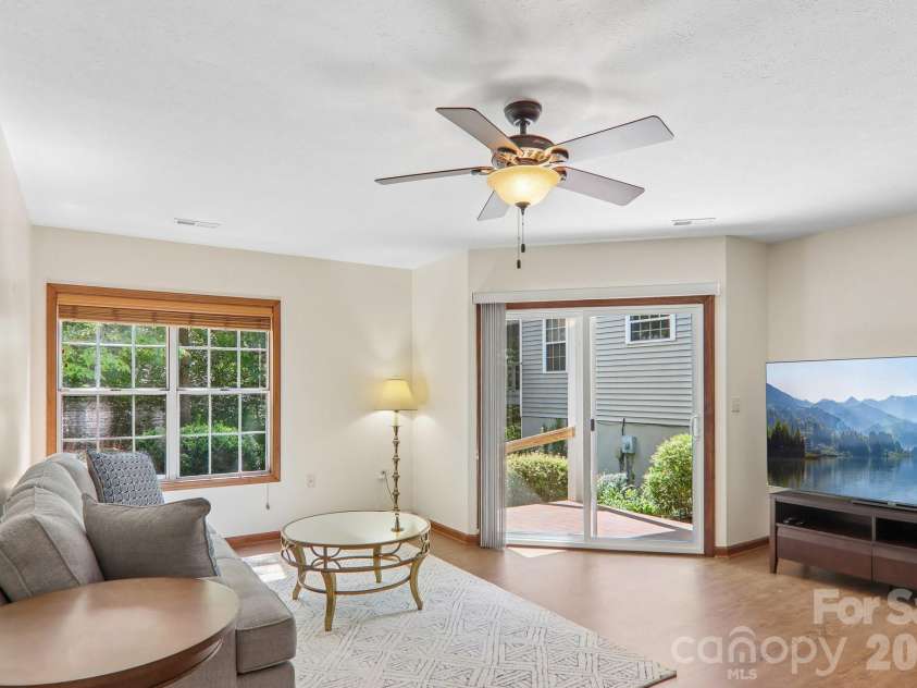 651 Park Place, Hendersonville, NC 28791.  MLS# CAR4415720, YatesRealty ID 48047. 