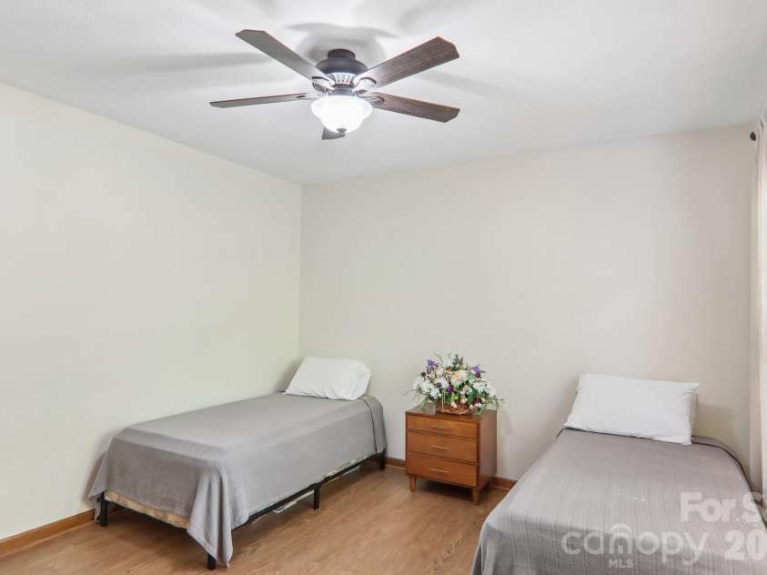 651 Park Place, Hendersonville, NC 28791.  MLS# CAR4415720, YatesRealty ID 48047. 