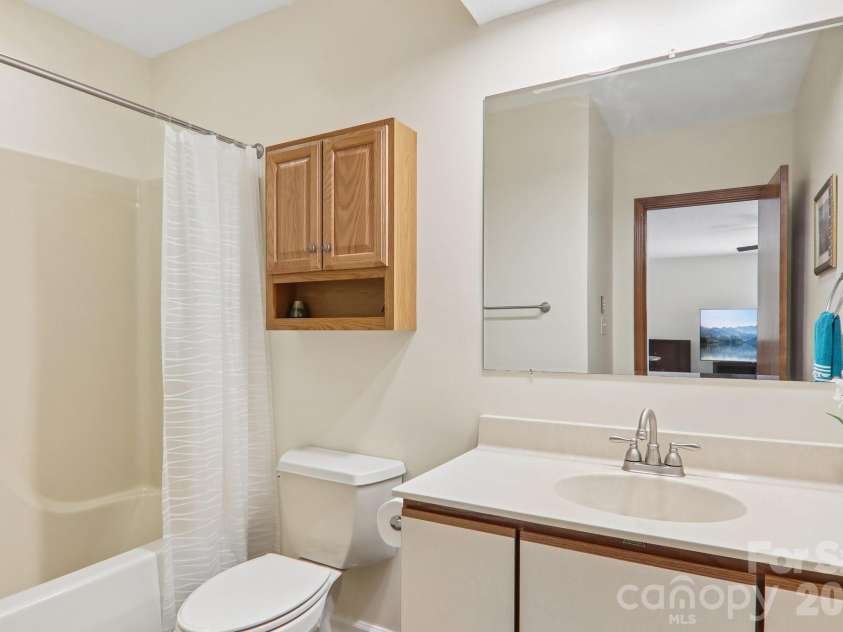 651 Park Place, Hendersonville, NC 28791.  MLS# CAR4415720, YatesRealty ID 48047. 