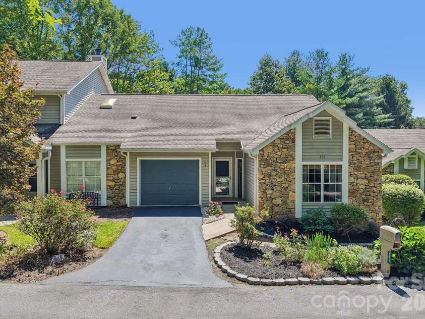 651 Park Place, Hendersonville, NC 28791.  MLS# CAR4415720, YatesRealty ID 48047. 