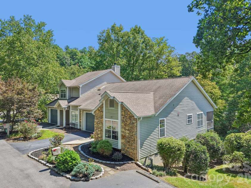 651 Park Place, Hendersonville, NC 28791.  MLS# CAR4415720, YatesRealty ID 48047. 