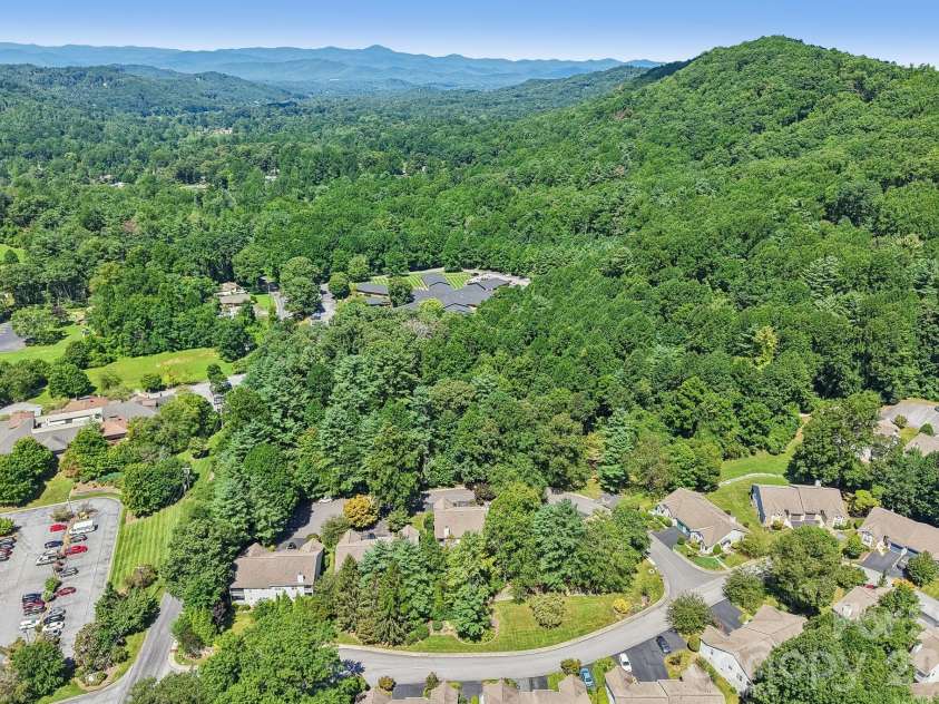 651 Park Place, Hendersonville, NC 28791.  MLS# CAR4415720, YatesRealty ID 48047. 