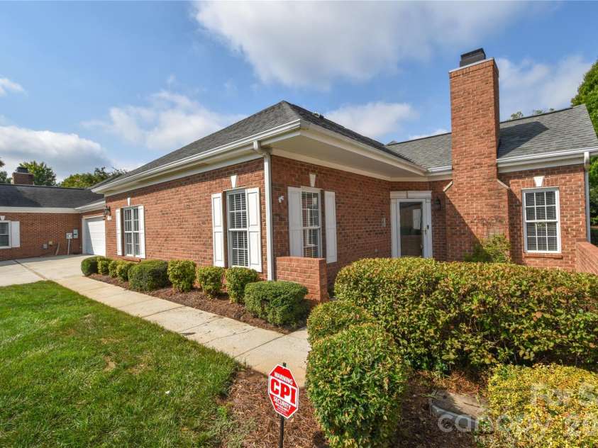8332 Highland Glen Drive, Charlotte, NC 28269.  MLS# CAR4420062, YatesRealty ID 48049. 