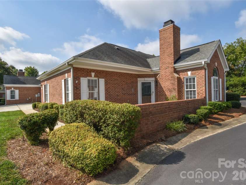 8332 Highland Glen Drive, Charlotte, NC 28269.  MLS# CAR4420062, YatesRealty ID 48049. 
