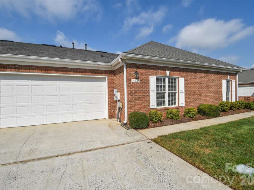 8332 Highland Glen Drive, Charlotte, NC 28269.  MLS# CAR4420062, YatesRealty ID 48049. 