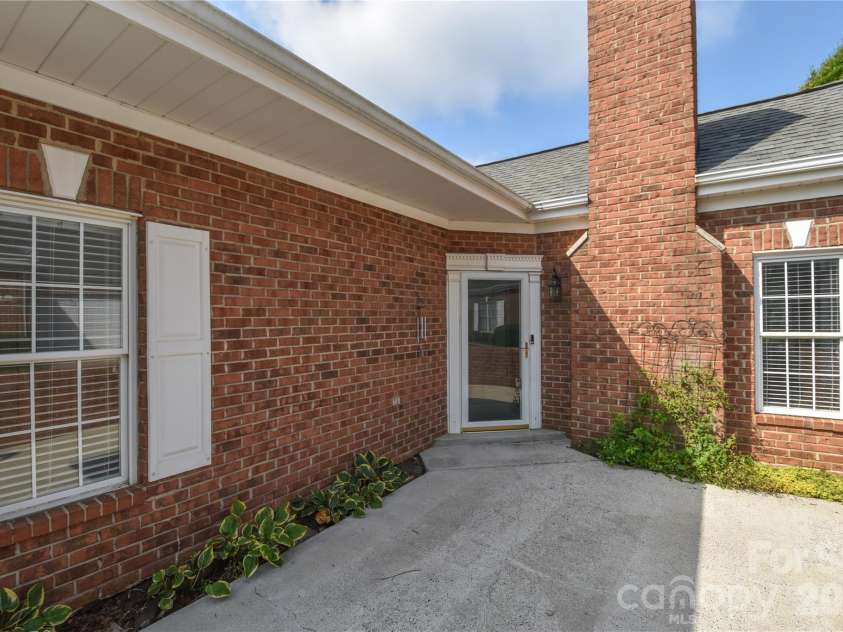 8332 Highland Glen Drive, Charlotte, NC 28269.  MLS# CAR4420062, YatesRealty ID 48049. 
