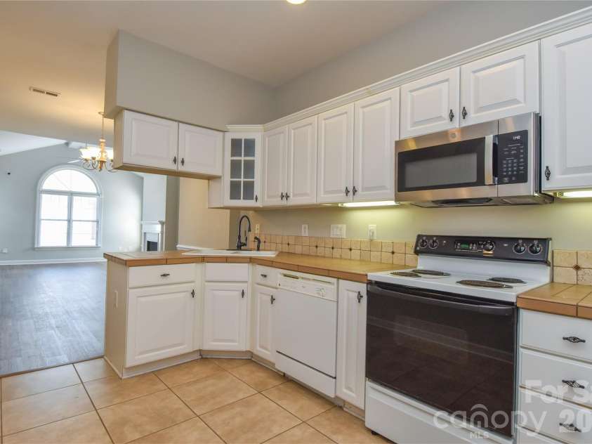 8332 Highland Glen Drive, Charlotte, NC 28269.  MLS# CAR4420062, YatesRealty ID 48049. 