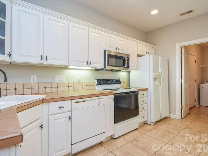 8332 Highland Glen Drive, Charlotte, NC 28269.  MLS# CAR4420062, YatesRealty ID 48049. 