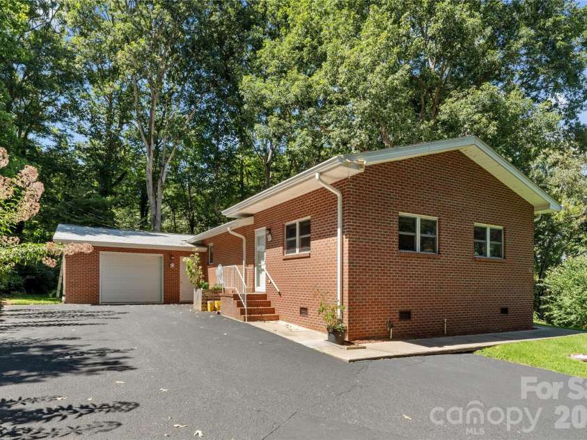 106 Holly Lane, Brevard, NC 28712.  MLS# CAR4420043, YatesRealty ID 48052. 