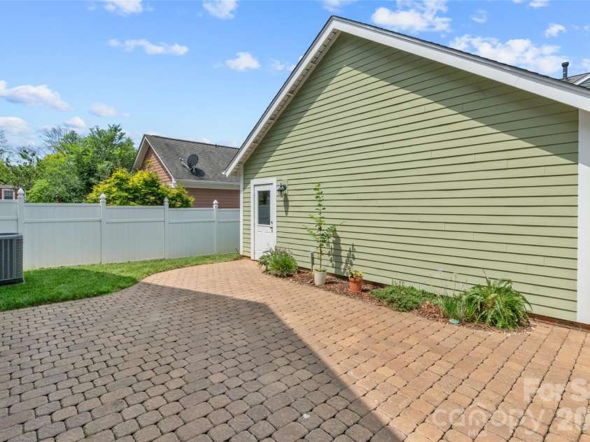 9236 Creekside Park Road, Charlotte, NC 28277.  MLS# CAR4417832, YatesRealty ID 48053. 