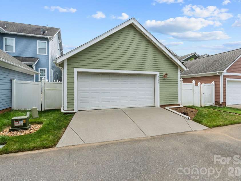 9236 Creekside Park Road, Charlotte, NC 28277.  MLS# CAR4417832, YatesRealty ID 48053. 