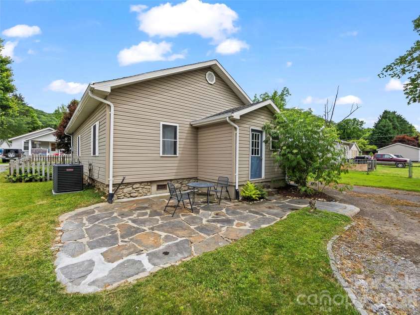 43 Avery Street, Waynesville, NC 28786.  MLS# CAR4420099, YatesRealty ID 48055. 