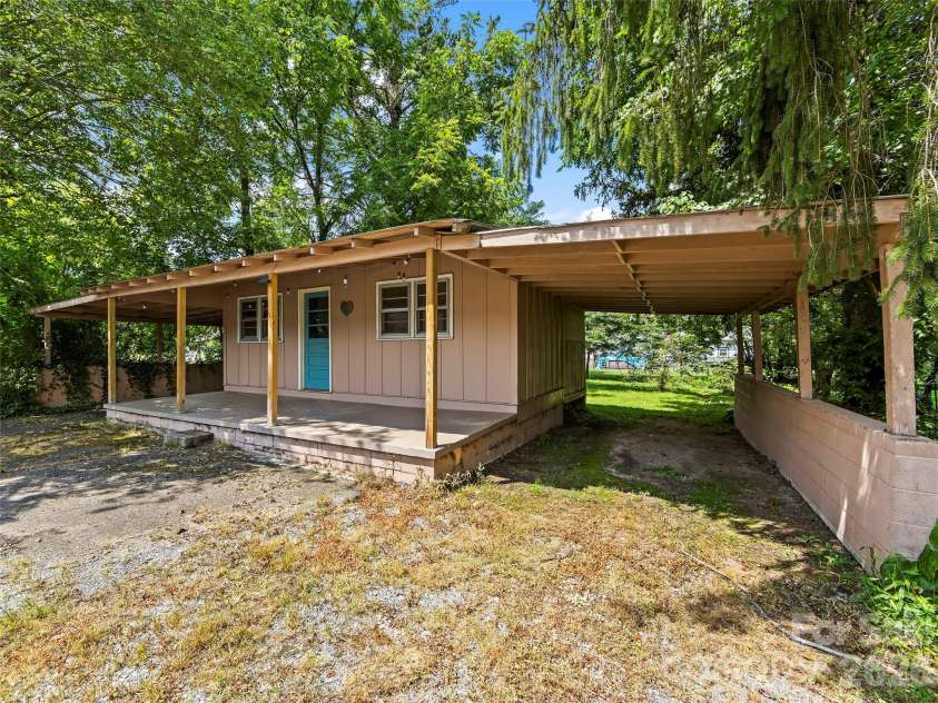 43 Avery Street, Waynesville, NC 28786.  MLS# CAR4420099, YatesRealty ID 48055. 