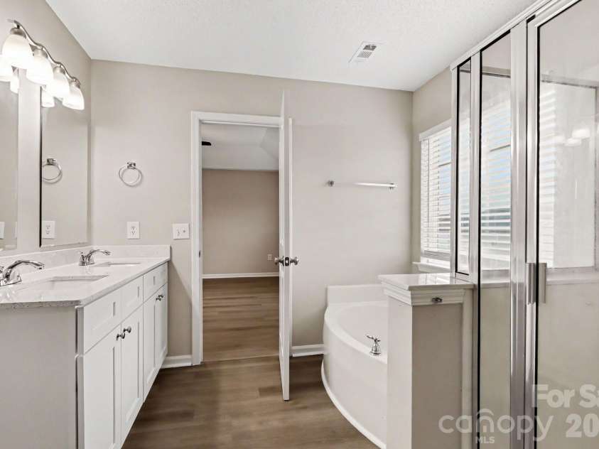 4022 Houldsworth Drive, Charlotte, NC 28213.  MLS# CAR4418414, YatesRealty ID 48057. 