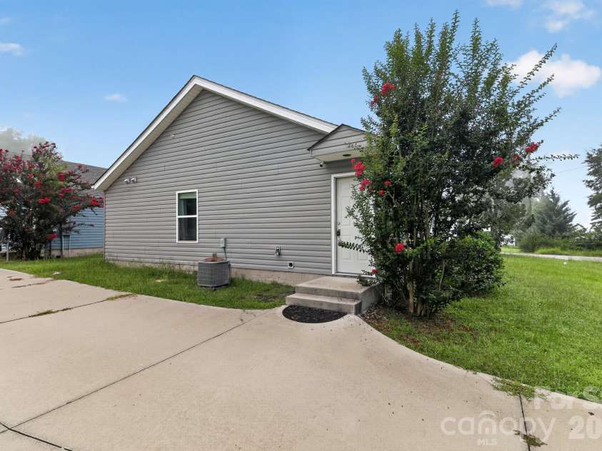 206 Dillon Drive, Clinton, SC 29325.  MLS# CAR4420182, YatesRealty ID 48059. 