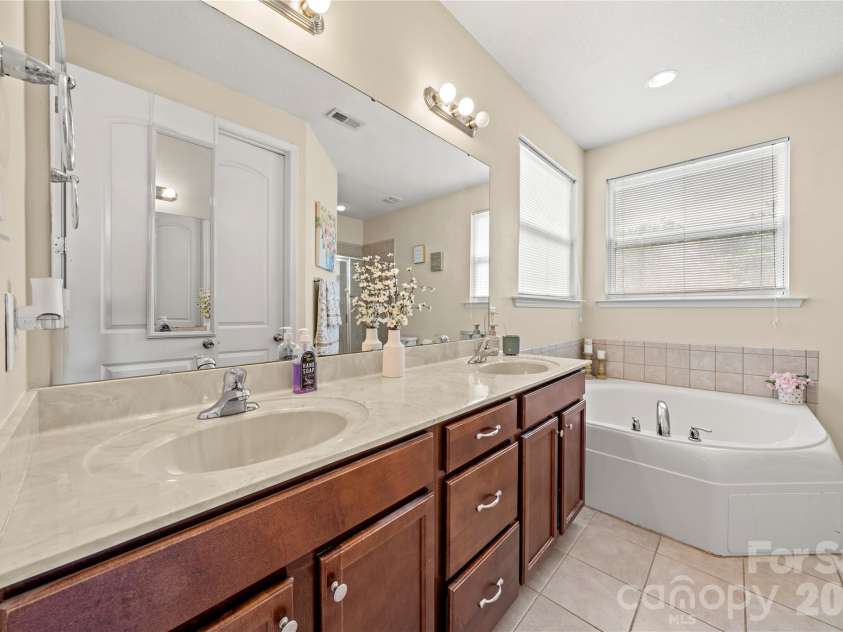 5610 Turtleback Court, Charlotte, NC 28269.  MLS# CAR4398423, YatesRealty ID 48060. 