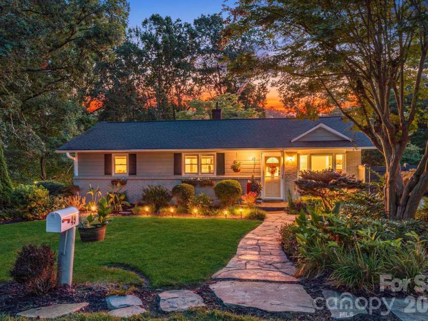 49 White Pine Drive, Asheville, NC 28805.  MLS# CAR4420186, YatesRealty ID 48064. 