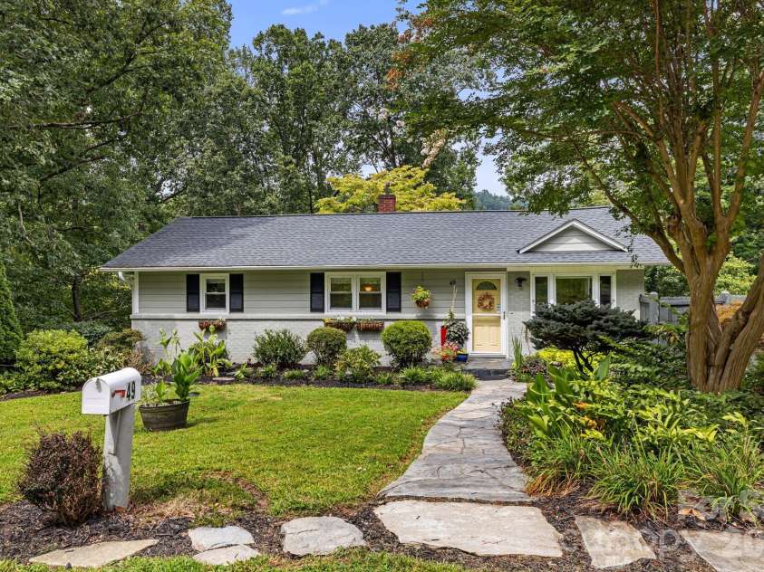 49 White Pine Drive, Asheville, NC 28805.  MLS# CAR4420186, YatesRealty ID 48064. 