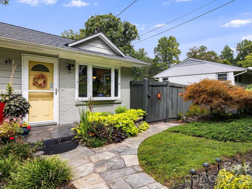 49 White Pine Drive, Asheville, NC 28805.  MLS# CAR4420186, YatesRealty ID 48064. 