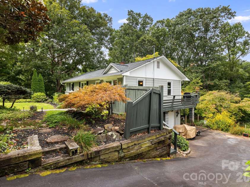 49 White Pine Drive, Asheville, NC 28805.  MLS# CAR4420186, YatesRealty ID 48064. 