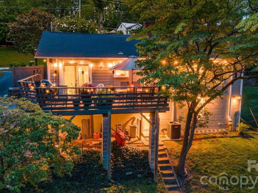 49 White Pine Drive, Asheville, NC 28805.  MLS# CAR4420186, YatesRealty ID 48064. 