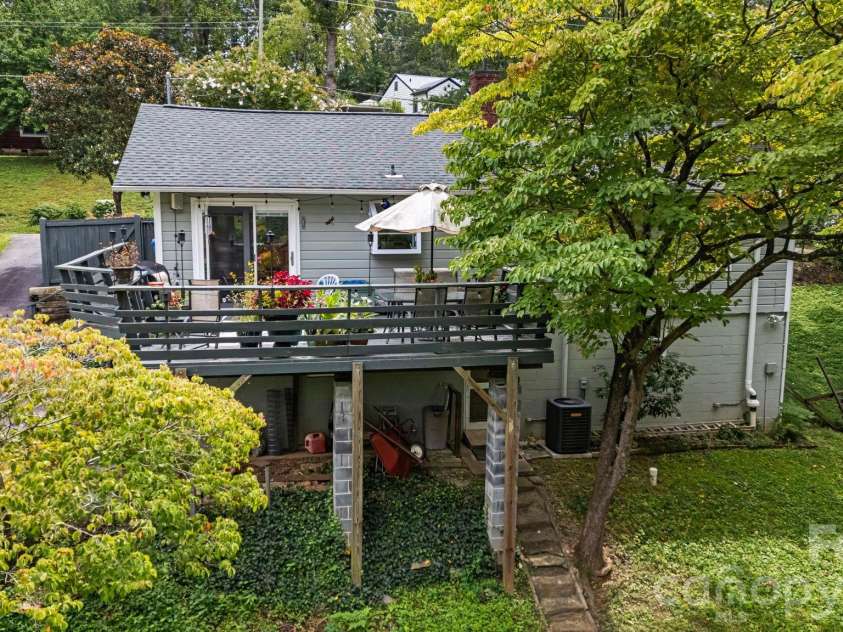 49 White Pine Drive, Asheville, NC 28805.  MLS# CAR4420186, YatesRealty ID 48064. 