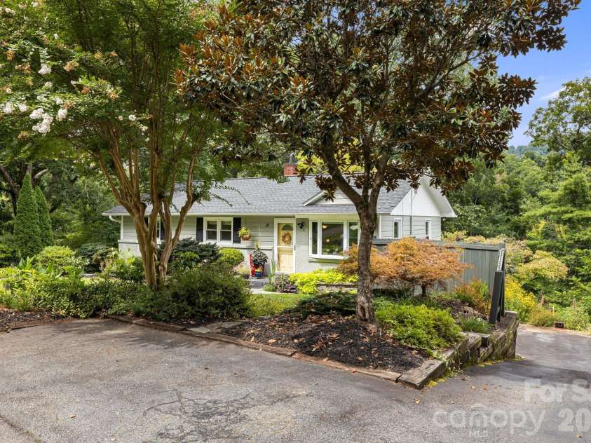 49 White Pine Drive, Asheville, NC 28805.  MLS# CAR4420186, YatesRealty ID 48064. 
