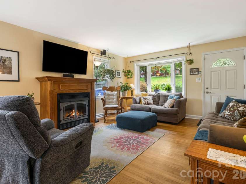 49 White Pine Drive, Asheville, NC 28805.  MLS# CAR4420186, YatesRealty ID 48064. 