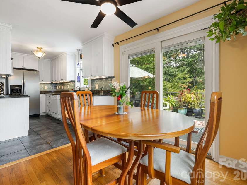 49 White Pine Drive, Asheville, NC 28805.  MLS# CAR4420186, YatesRealty ID 48064. 