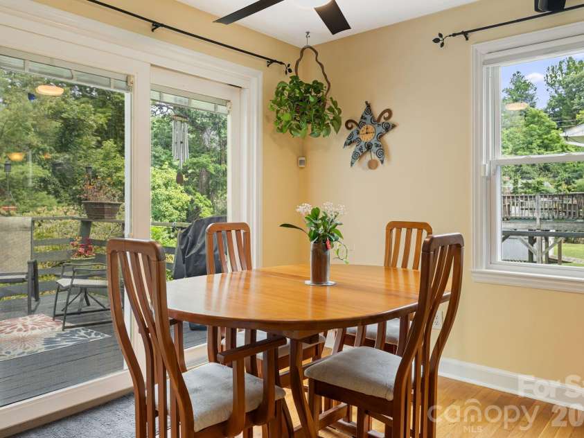 49 White Pine Drive, Asheville, NC 28805.  MLS# CAR4420186, YatesRealty ID 48064. 