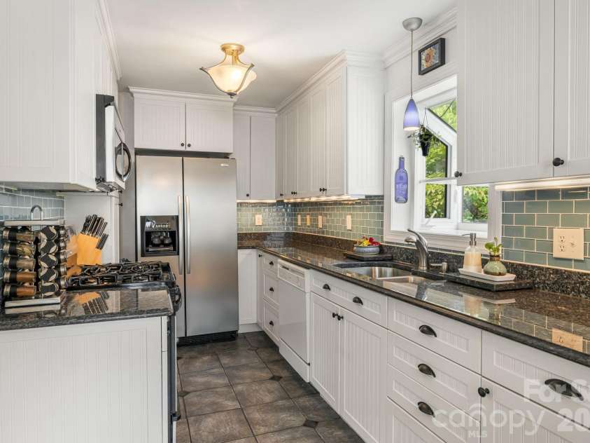 49 White Pine Drive, Asheville, NC 28805.  MLS# CAR4420186, YatesRealty ID 48064. 