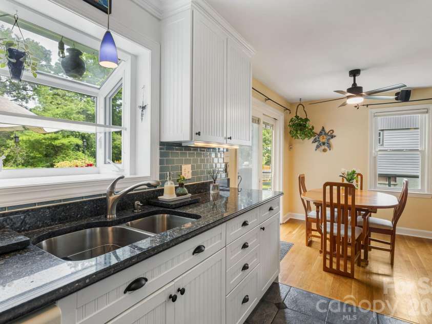 49 White Pine Drive, Asheville, NC 28805.  MLS# CAR4420186, YatesRealty ID 48064. 