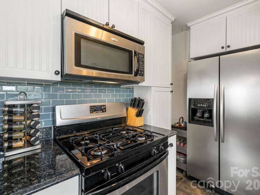 49 White Pine Drive, Asheville, NC 28805.  MLS# CAR4420186, YatesRealty ID 48064. 