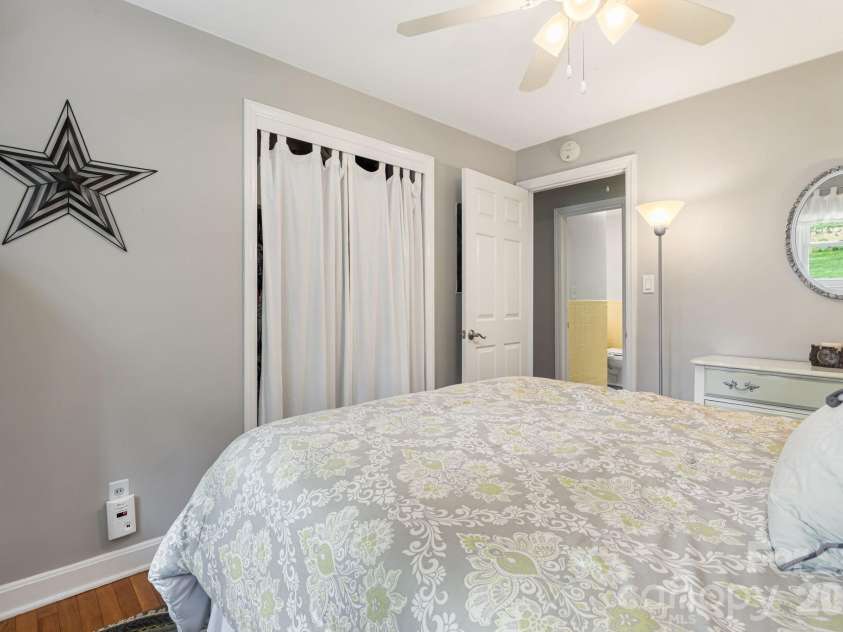 49 White Pine Drive, Asheville, NC 28805.  MLS# CAR4420186, YatesRealty ID 48064. 