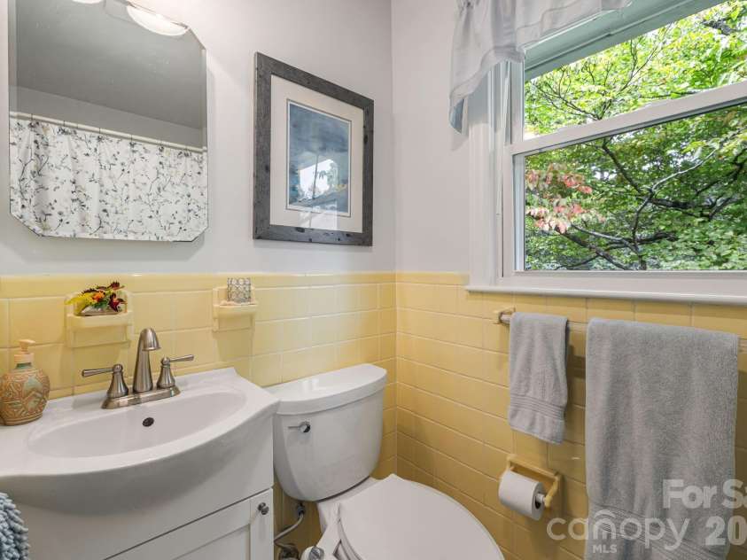 49 White Pine Drive, Asheville, NC 28805.  MLS# CAR4420186, YatesRealty ID 48064. 
