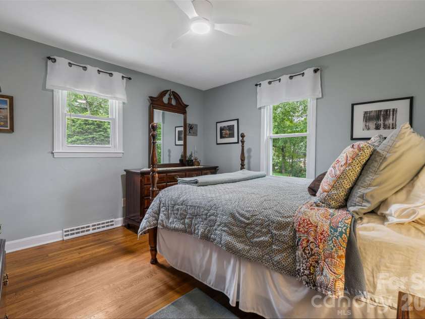 49 White Pine Drive, Asheville, NC 28805.  MLS# CAR4420186, YatesRealty ID 48064. 