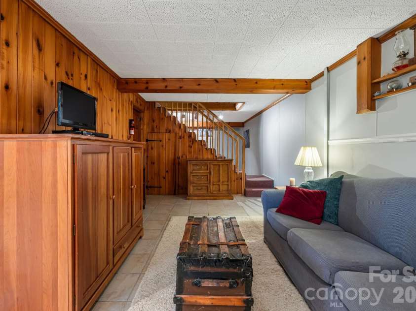 49 White Pine Drive, Asheville, NC 28805.  MLS# CAR4420186, YatesRealty ID 48064. 