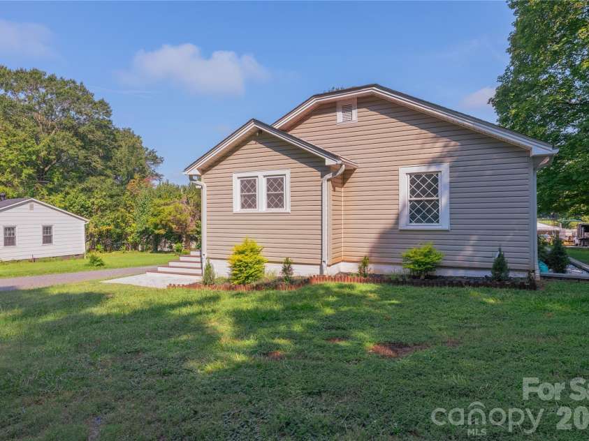 701 Betty Street, Gastonia, NC 28054.  MLS# CAR4420236, YatesRealty ID 48066. 