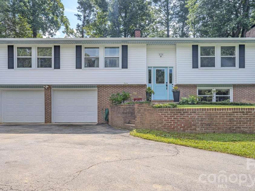 38 Ferenvilla Drive, Hendersonville, NC 28791.  MLS# CAR4416441, YatesRealty ID 48072. 