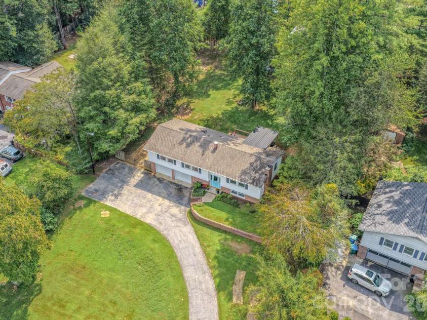 38 Ferenvilla Drive, Hendersonville, NC 28791.  MLS# CAR4416441, YatesRealty ID 48072. 