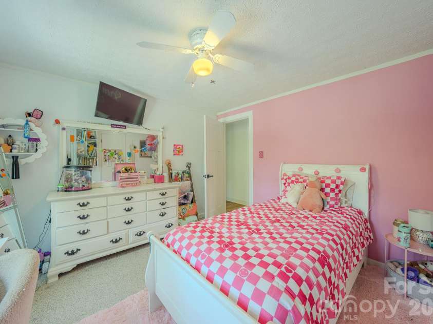 38 Ferenvilla Drive, Hendersonville, NC 28791.  MLS# CAR4416441, YatesRealty ID 48072. 