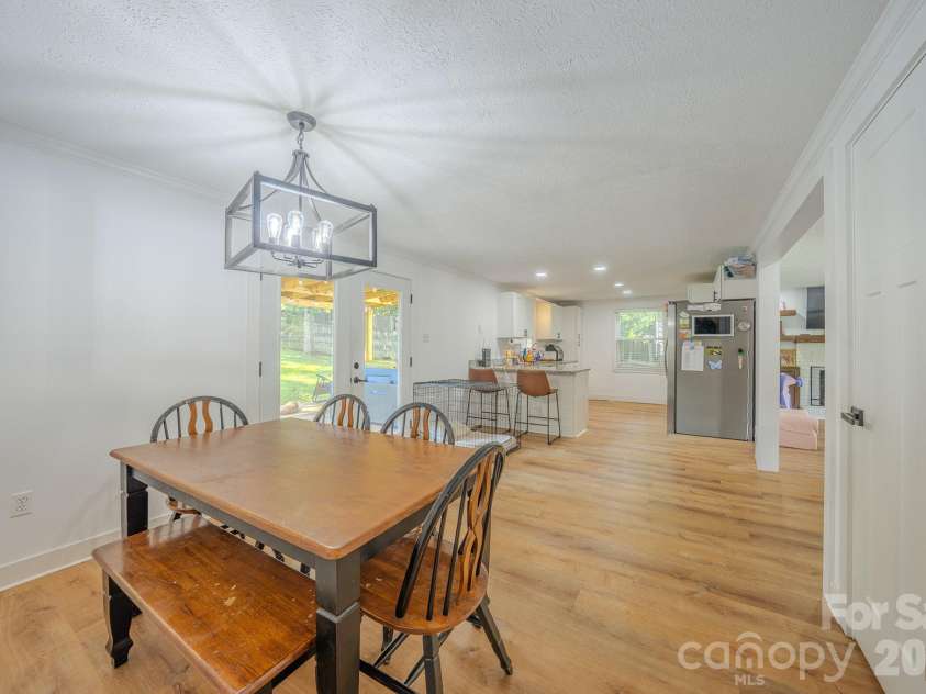 38 Ferenvilla Drive, Hendersonville, NC 28791.  MLS# CAR4416441, YatesRealty ID 48072. Open space kitchen dining area
