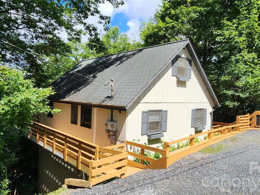188 Forest Lane, Blowing Rock, NC 28605.  MLS# CAR4419824, YatesRealty ID 48074. 