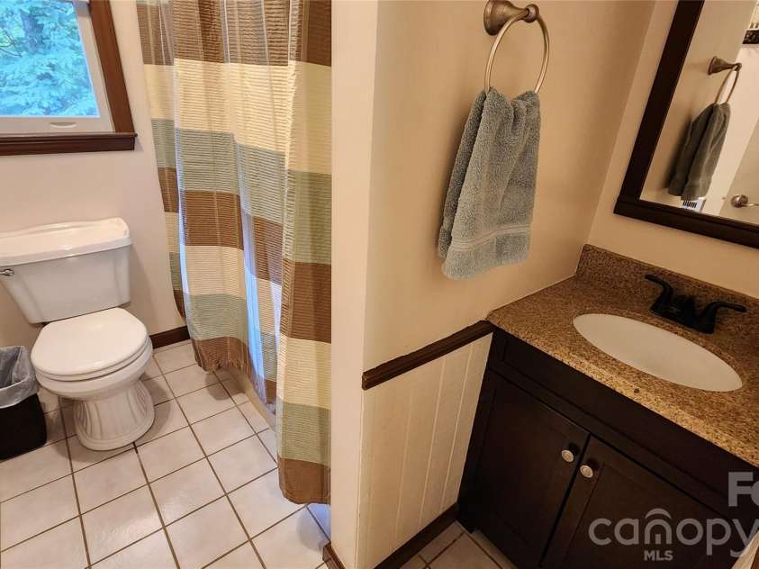 188 Forest Lane, Blowing Rock, NC 28605.  MLS# CAR4419824, YatesRealty ID 48074. Main floor bath