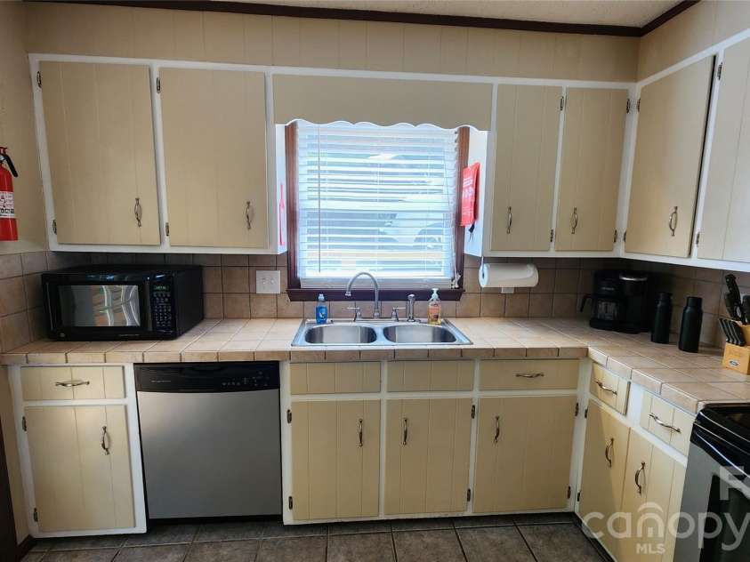 188 Forest Lane, Blowing Rock, NC 28605.  MLS# CAR4419824, YatesRealty ID 48074. Main level kitchen