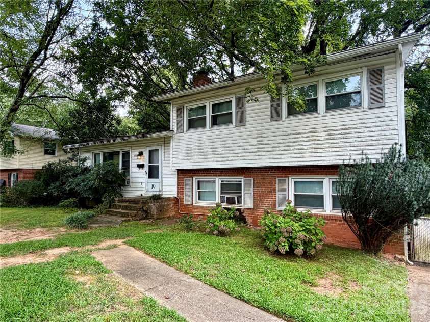 3512 Winterfield Place, Charlotte, NC 28205.  MLS# CAR4420260, YatesRealty ID 48075. 