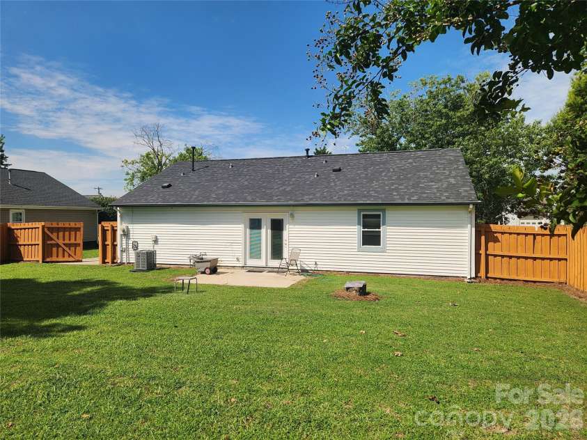 11318 Treebark Drive, Pineville, NC 28134.  MLS# CAR4418621, YatesRealty ID 48081. 