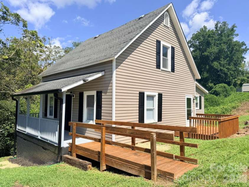 301 Magnolia Street, Granite Falls, NC 28630.  MLS# CAR4417964, YatesRealty ID 48083. 
